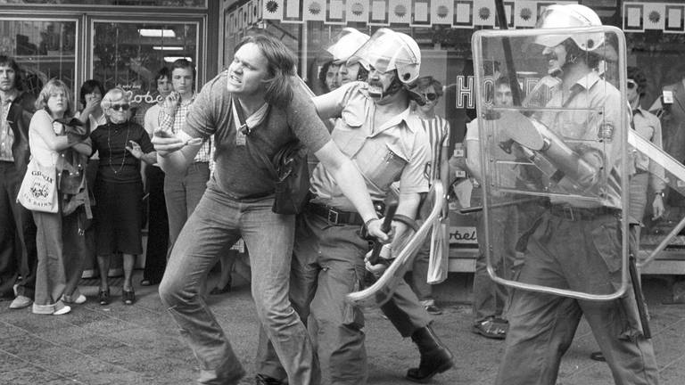 Gewalttätige Auseinandersetzungen zwischen Demonstranten und Polizei in Frankfurt am Main am 10.5.1976 bei einem Protestmarsch zum Tod der RAF-Terroristin Ulrike Meinhof, die sich am 5.5.1976 in ihrer Zelle in Stuttgart-Stammheim das Leben genommen hatte (Foto: picture-alliance / Reportdienste, picture alliance / dpa | Manfred Rehm)