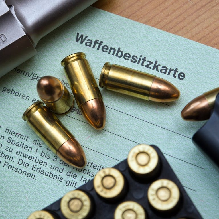 Eine Kaliber 9 mm Pistole, Patronen und ein Magazin liegen auf einer Waffenbesitzkarte. Nach dem Amoklauf von Winnenden wurde eine Verschärfung des Waffenrechts diskutiert. (Foto: dpa Bildfunk, picture alliance/dpa/dpa-Zentralbild | Patrick Pleul)