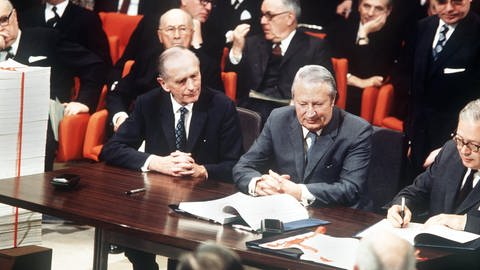 picture-alliance  dpa | Sanden (Foto: picture-alliance / Reportdienste, Edward Heath, britischer Premierminister (M), bei seiner Unterzeichnung der Beitrittsurkunde zur EWG am 22. Januar 1972 in Brüssel)