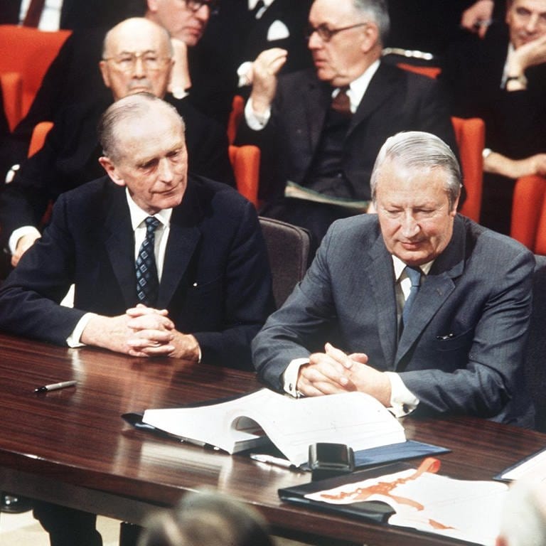 picture-alliance  dpa | Sanden (Foto: picture-alliance / Reportdienste, Edward Heath, britischer Premierminister (M), bei seiner Unterzeichnung der Beitrittsurkunde zur EWG am 22. Januar 1972 in Brüssel)