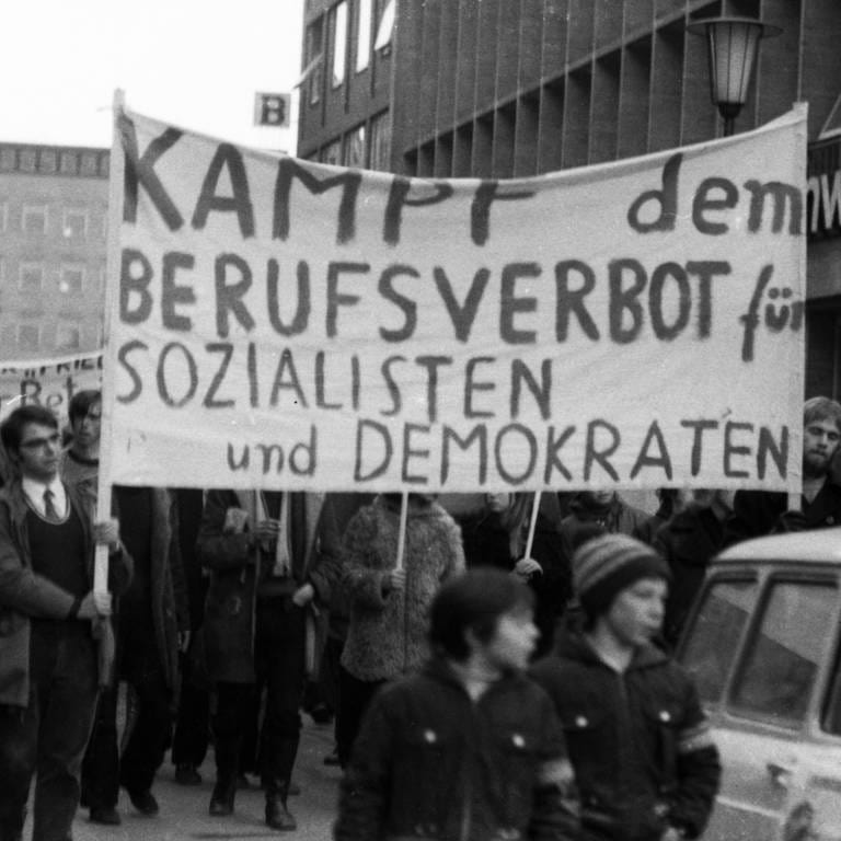 Gegen den Radikalenerlass und für die Aufhebung des KPD-Verbots demonstrierten am 3. Februar 1972 in Bochum Betroffene, Studenten und Schüler (Foto: IMAGO, IMAGO / Klaus Rose)