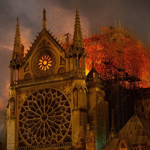 Am 15. April 2019 bricht ein Feuer in der berühmten Pariser Kathedrale Notre-Dame aus und richtet großen Schaden an (Foto: picture-alliance / Reportdienste, picture alliance/dpa | Gaël Dupret)