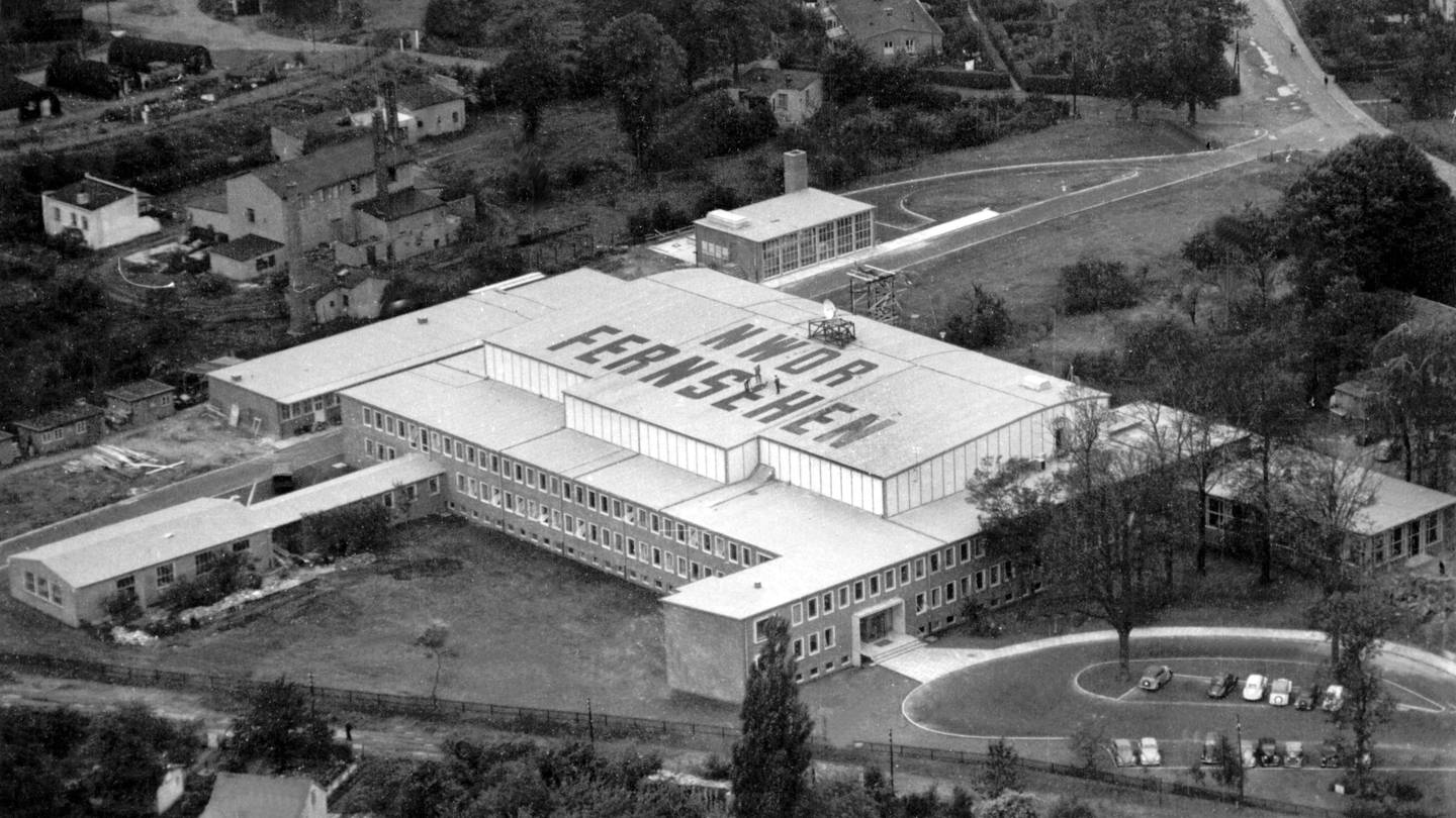 Blick auf die Fernsehstudios des Nordwestdeutschen-Rundfunks in Hamburg-Lockstedt (undatiert). Am 1. Januar 1948 ging der NWDR in deutsche Verwaltung über und wurde nach britischem BBC-Vorbild 