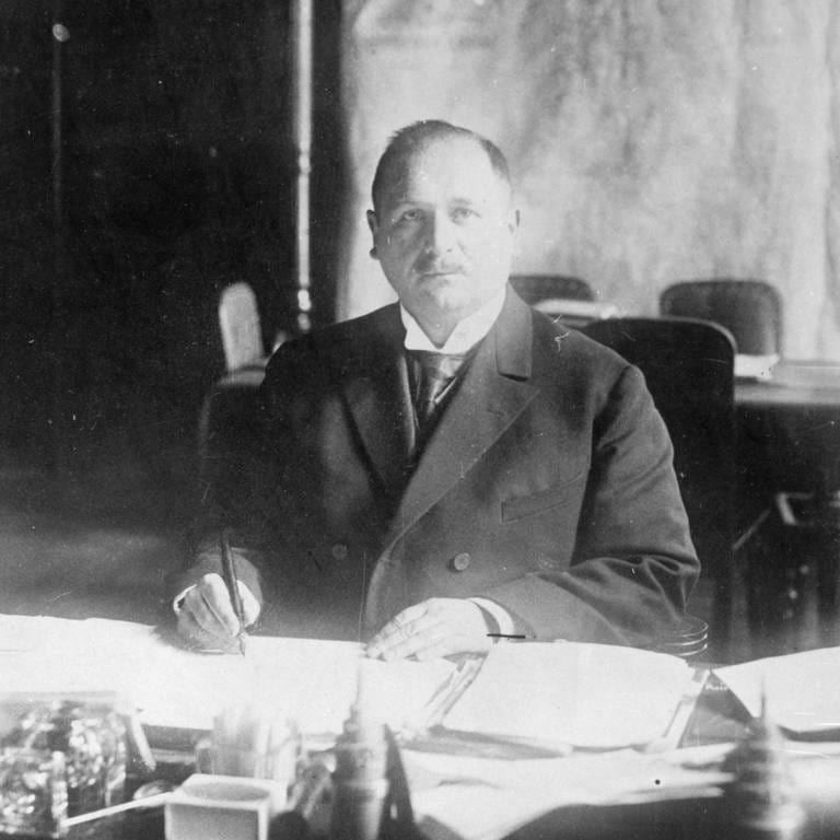 Rundfunkpionier Hans Bredow um 1926 am Schreibtisch (Foto: picture-alliance / Reportdienste, picture-alliance / akg-images | akg-images)