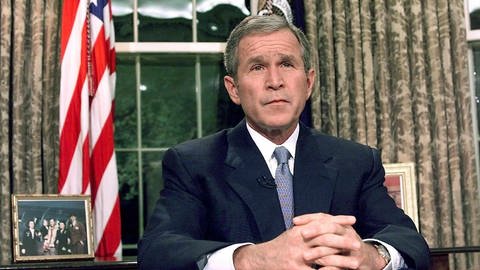 Am Abend des 11. September 2001 wendet sich US-Präsident George W. Bush vom Oval Office aus in einer Rede an die Nation an das US-amerikanische Volk (Foto: picture-alliance / Reportdienste, picture-alliance / dpa | Tim_Sloan)