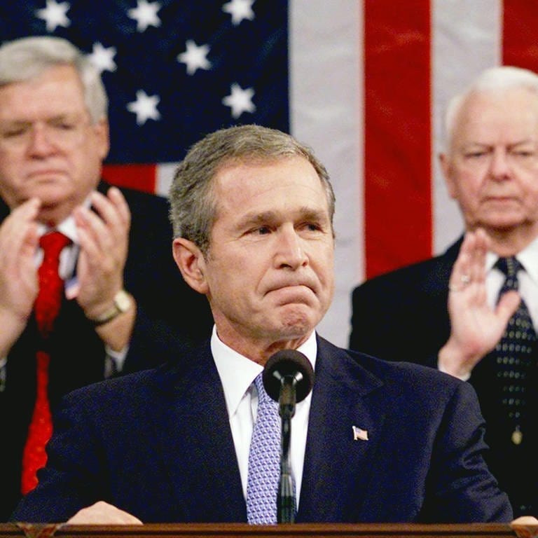 Standing ovations für US-Präsident George W. Bush bei seiner Ansprache am 20. September 2001 im US-Kapitol in Washington, DC. (Foto: dpa Bildfunk, picture-alliance / dpa | Win_Mcnamee)