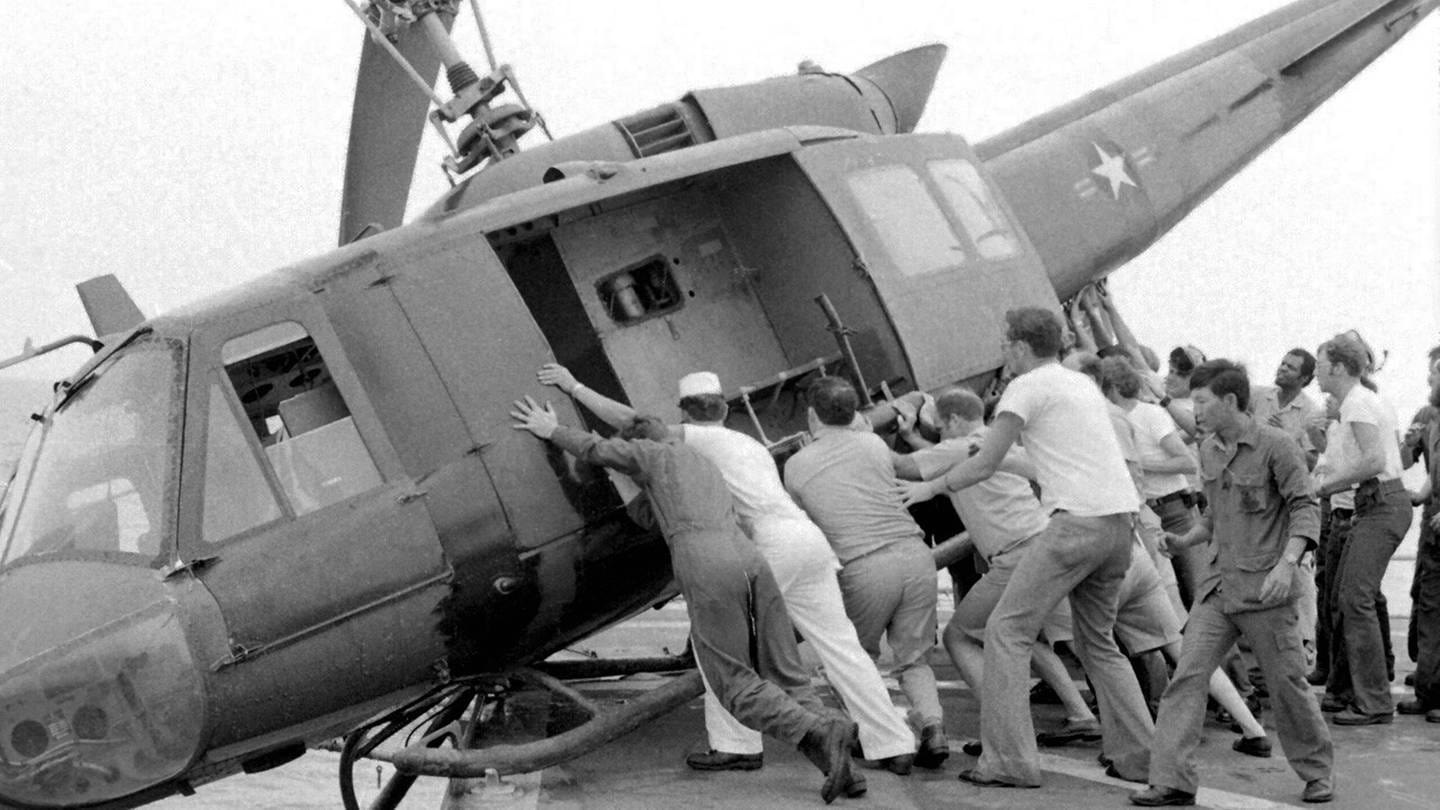 Menschen versuchen, in einen Hubschrauber zu gelangen: Dem Fall der Stadt Saigon ging die Evakuierung fast des gesamten amerikanischen Zivil- und Militärpersonals voraus, zusammen mit Zehntausenden südvietnamesischer Zivilisten, die mit dem südlichen Regime in Verbindung standen. Die Evakuierung gipfelte in der 