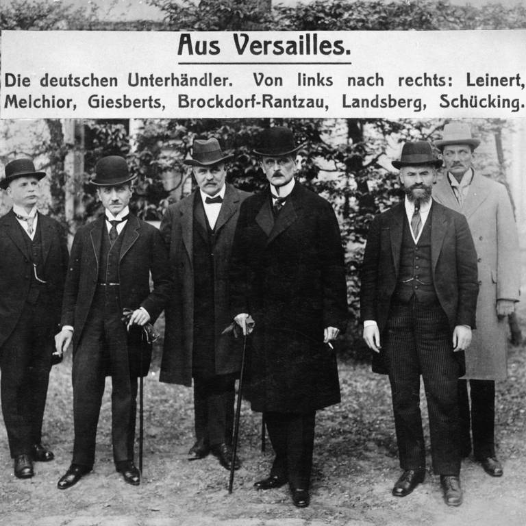 Deutsche Delegation bei der Friedenskonferenz der Alliierten in Paris (29. April bis 28. Juni 1919). Von links: Robert Leinert, Johann Giesberts, Graf Ulrich v. Brockdorff-Rantzau, Otto Landsberg und Walter Schuecking (Foto: picture-alliance / Reportdienste, picture-alliance / akg-images | akg-images)