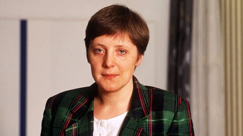 Angela Merkel (CDU), Ministerin für Frauen und Jugend, 1991 in ihrem Büro in Bonn (Foto: IMAGO, IMAGO / Sven Simon)