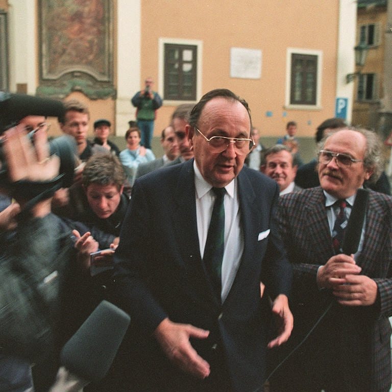 Außenminister Hans Dietrich Genscher (FDP) erreicht am 30. September 1989 die westdeutsche Botschaft in Prag (Foto: picture-alliance / Reportdienste, picture alliance / ASSOCIATED PRESS | Anonymous)