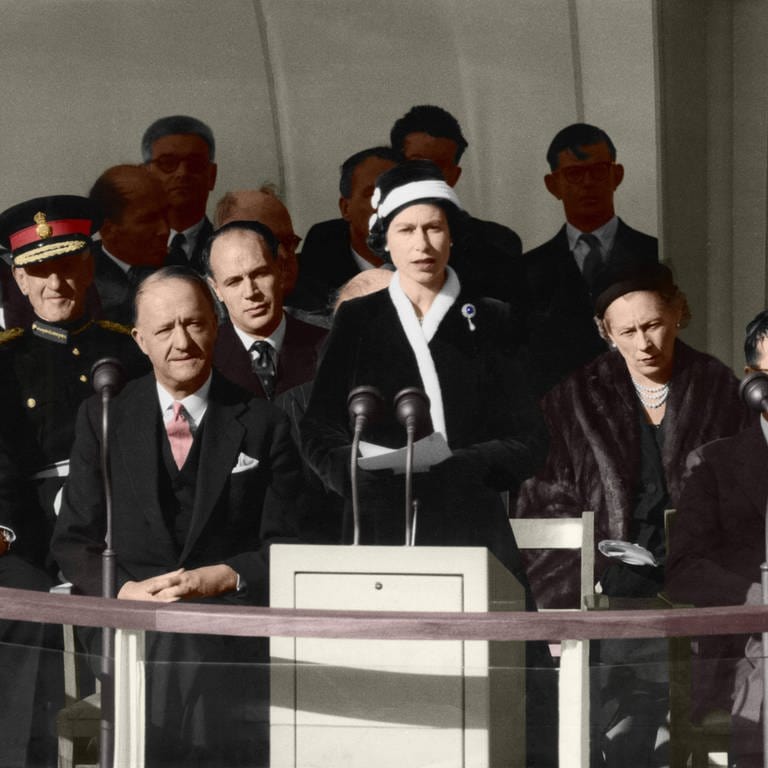 Queen Elizabeth hält am 17. Oktober 1956 ihre Rede, bevor sie den Schalter betätigt, der Calder Hall, das erste vollständige Atomkraftwerk der Welt, in der Nähe von Sellafield in Cumberland in Betrieb nimmt.  (Foto: IMAGO, IMAGO / United Archives International)