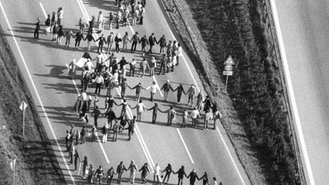 Luftbild einer Menschenkette auf der B10 zwischen Plochingen und Ulm am 22. Oktober 1983. Auf einer Stecke von 108 Kilometern Länge reichten sich von Stuttgart über die Schwäbische Alb nach Neu-Ulm 220.000 Menschen aus Protest gegen die Stationierung von neuen US-amerikanischen Mittelstreckenraketen die Hände. (Foto: dpa Bildfunk, picture alliance / dpa | Roland Holschneider)