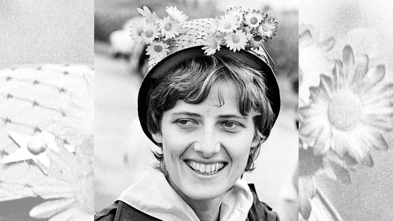 Petra Kelly (Die Grünen) mit einem Blumengeschmückten Stahlhelm anlässlich einer Friedensdemo in Mutlangen im September 1983 (Foto: IMAGO, IMAGO / Friedrich Stark)