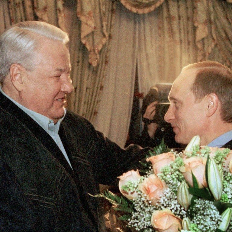 Der gewählte russische Präsident Wladimir Putin (rechts) erhält am 27. März 2000 einen Blumenstrauß von seinem Vorgänger Boris Jelzin während ihres Treffens in Boris Jelzins Residenz außerhalb von Moskau (Foto: dpa Bildfunk, picture-alliance / dpa)
