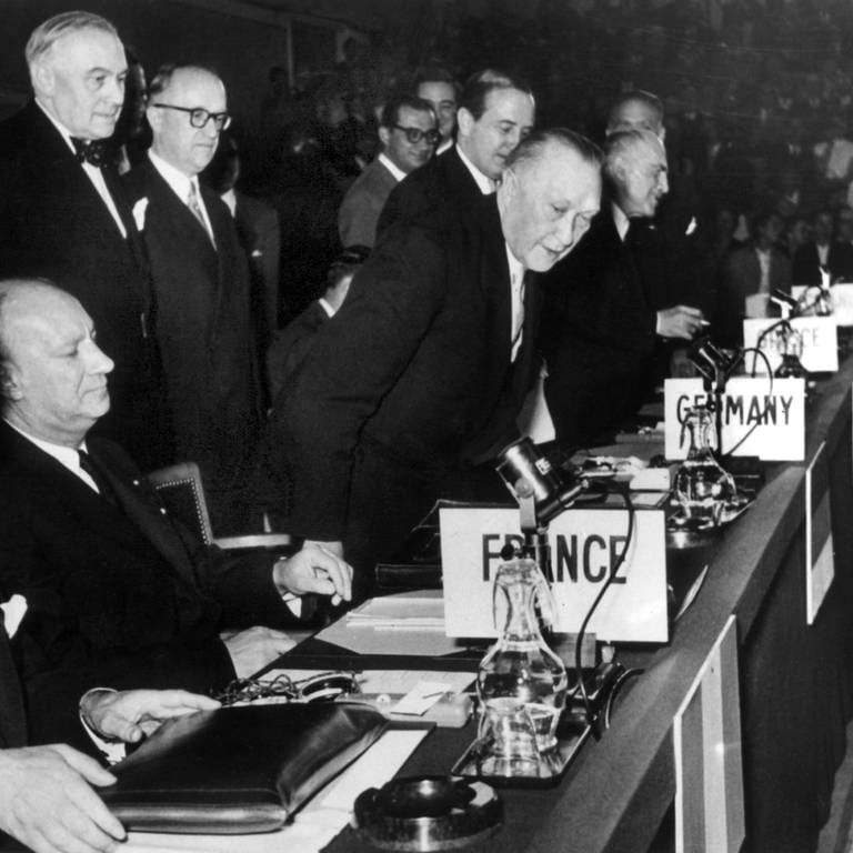Bundeskanzler Konrad Adenauer (Mitte) nimmt seinen Platz im Atlantikrat ein: Auf der Sitzung im atlantischen Hauptquartier Palais de Chaillot bei Paris wurde die Bundesrepublik Deutschland in die NATO aufgenommen (Foto: dpa Bildfunk, picture alliance/dpa)