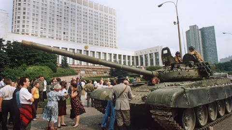 Die Moskauer Bevölkerung leistet am 19. August 1991 Widerstand gegen einrollende Panzer der Roten Armee vor dem russischen Regierungsgebäude, dem "Weißen Haus" (Foto: picture-alliance / Reportdienste, picture alliance / dpa | Tass)