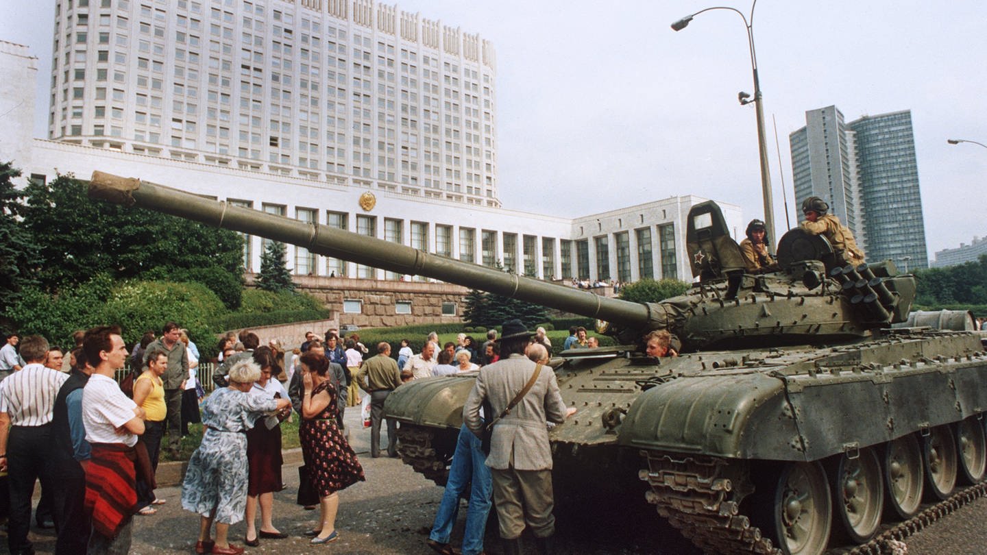Die Moskauer Bevölkerung leistet am 19. August 1991 Widerstand gegen einrollende Panzer der Roten Armee vor dem russischen Regierungsgebäude, dem 