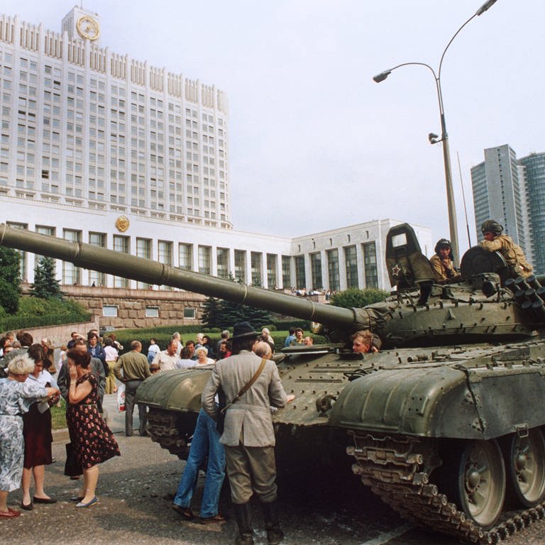 Die Moskauer Bevölkerung leistet am 19. August 1991 Widerstand gegen einrollende Panzer der Roten Armee vor dem russischen Regierungsgebäude, dem "Weißen Haus" (Foto: picture-alliance / Reportdienste, picture alliance / dpa | Tass)