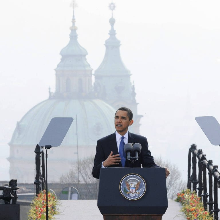 US-Präsident Barack Obama hält am 5. April 2009 in Prag eine Rede auf dem Hradschiner Platz in der Nähe der Prager Burg (Foto: IMAGO, IMAGO / CTK Photo)