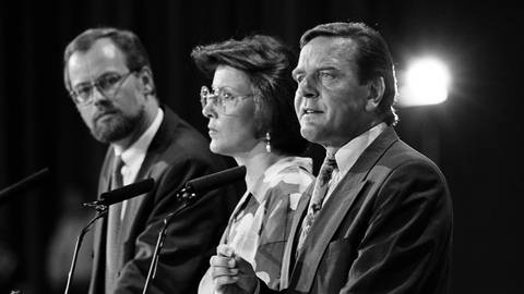 Die SPD-Politiker Rudolf Scharping (Bundesvorsitzender), Heidemarie Wieczorek-Zeul (Stellvertretende Bundesvorsitzende) und Gerhard Schröder (Ministerpräsident Niedersachsen) am 13.6.1993 in Düsseldorf (v.l.n.r.) (Foto: IMAGO, imago/Jürgen Eis)