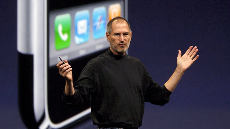 Im Januar 2007 kündigt Apple-Chef Steve Jobs ein neues Gerät an: das iPhone. (Foto: picture-alliance / Reportdienste, epa Davey)