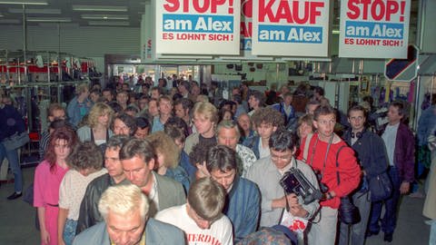 Währungsunion Juli 1990 Alexanderplatz (Foto: picture-alliance / Reportdienste, dpa-Dienstbild)