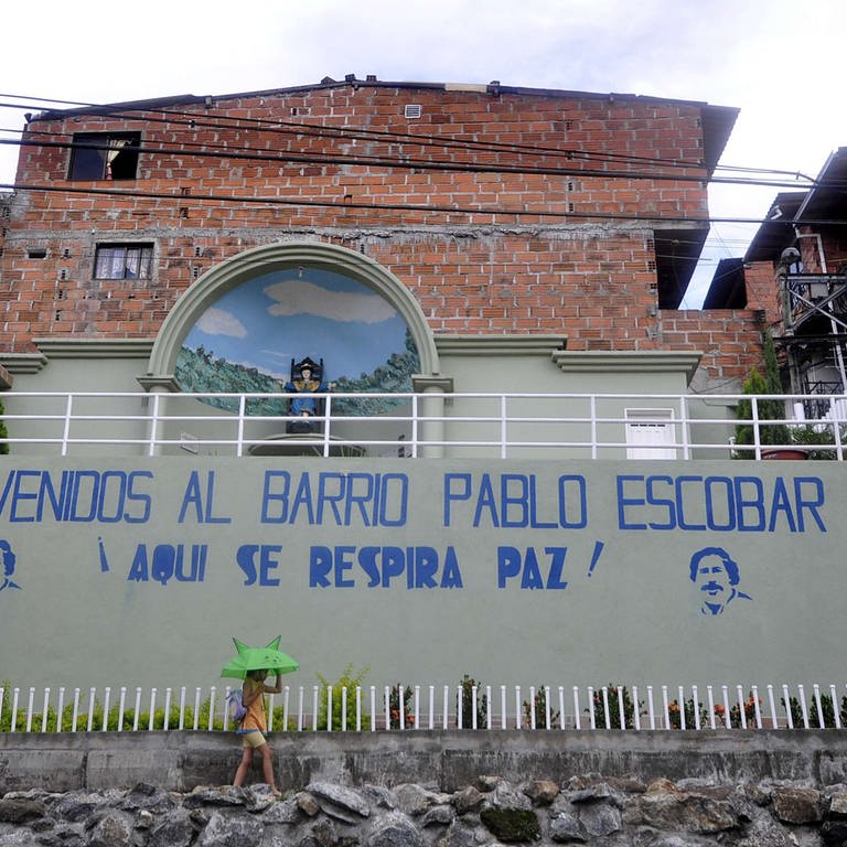 Auf diesem Dach wurde Pablo Escobar 1993 von der Polizei erschossen hat. Auch 20 Jahre nach seinem Tod war er in der Nachbarschaft wegen seiner Großzügigkeit und der Häuser, die er den Armen gab, als "Robin Hood" in Erinnerung (Foto: picture-alliance / Reportdienste, picture alliance / ZUMAPRESS.com | El Tiempo)