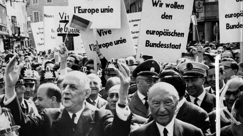 Der französiche Präsident Charles de Gaulle und der deutsche Bundeskanzler Konrad Adenauer am 9. Mai 1962 in Bonn (Foto: picture-alliance / Reportdienste, picture-alliance / brandstaetter images/Austrian Archives (S) | Anonym)