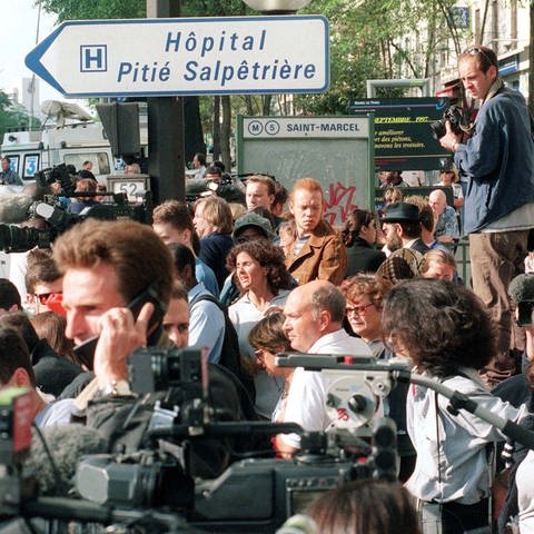 Kameraleute, Fotografen und Schaulustige warten am 31. August 1997 vor dem Pariser Krankenhaus Pitié Salpêtrière, in dem Prinzessin Diana am Morgen an den Folgen eines Autounfalls gestorben war (Foto: picture-alliance / Reportdienste, picture-alliance / dpa | epa)