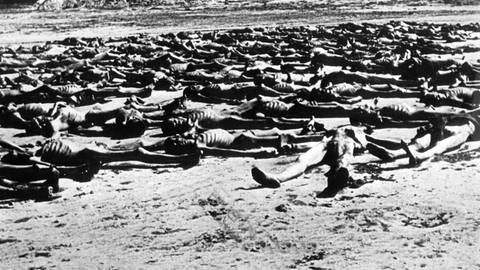 Leichen im KZ Bergen-Belsen: Das Konzentrationslager Bergen-Belsen wurde am 15. April 1945 durch britische Truppen befreit. Die Soldaten fanden Tausende unbestattete Leichen und Zehntausende todkranke Menschen vor. (Foto: picture-alliance / Reportdienste, picture-alliance / dpa | dpa)