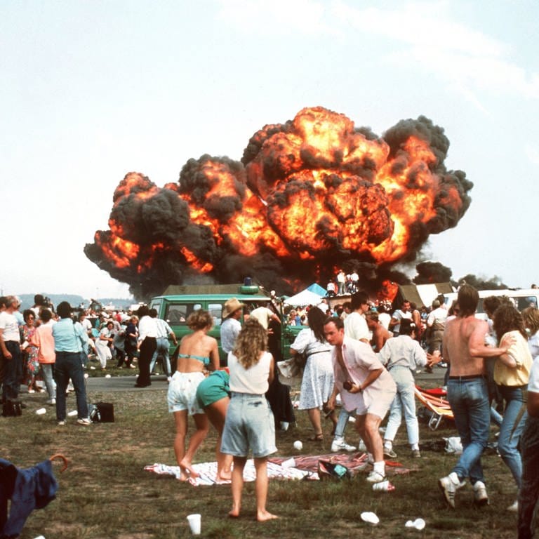 Am 28. August 1988 explodierte bei einer Flugschau in Ramstein ein abgestürztes Flugzeug in der Menge der Zuschauer (Foto: picture-alliance / Reportdienste, picture-alliance / dpa | Kling)