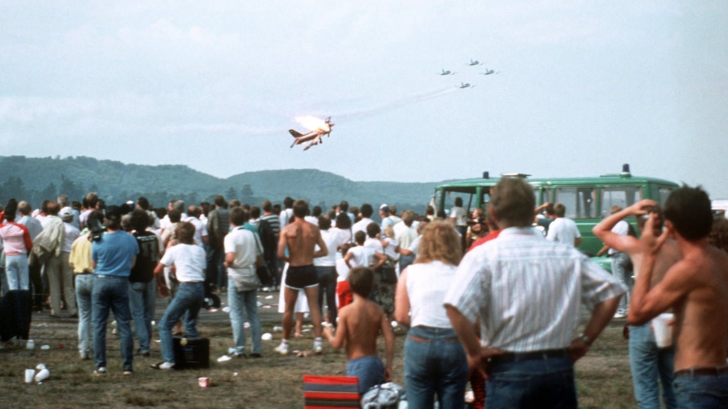 Die abstürzende Maschine rast beim Flugunglück von Ramstein am 28. August 1988 auf die Zuschauermenge zu. Ein Jet der italienischen Kunstflugstaffel 
