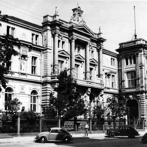 Der Prinz-Max-Palais in Karlsruhe 1951. Das Gebäude beherbergte rund 20 Jahre lang das Bundesverfassungsgericht (BVerfG) (Foto: picture-alliance / Reportdienste, picture-alliance / dpa | dpa)