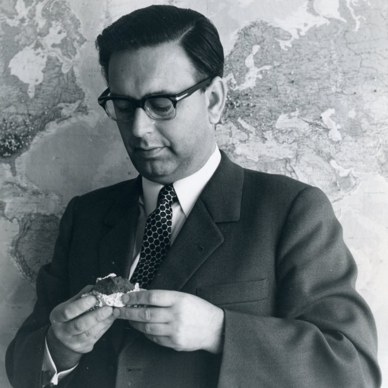 Prof. Heinrich Wänke untersucht 1969 Mondstaub am Max-Planck-Institut für Chemie, Mainz. (Foto: MPI für Chemie)