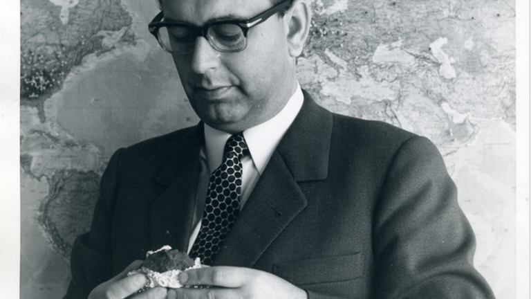 Prof. Heinrich Wänke untersucht 1969 Mondstaub am Max-Planck-Institut für Chemie, Mainz. (Foto: MPI für Chemie)