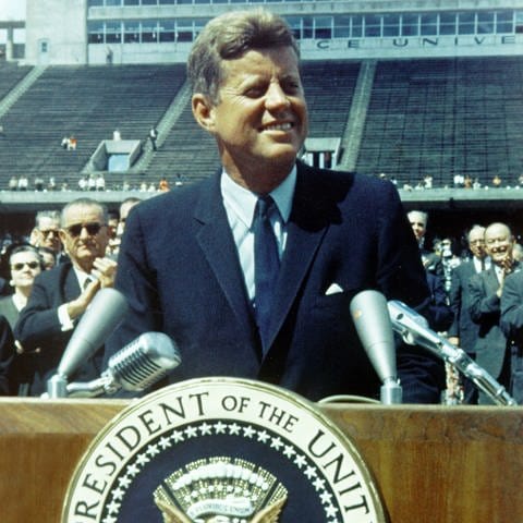 US-Präsident John F Kennedy bei seiner Rede über die Möglichkeiten einer Mondmission im Stadion der Rice University am 12. September 1962 (Foto: picture-alliance / Reportdienste, picture alliance / Photo12/Ann Ronan Picture Librar)