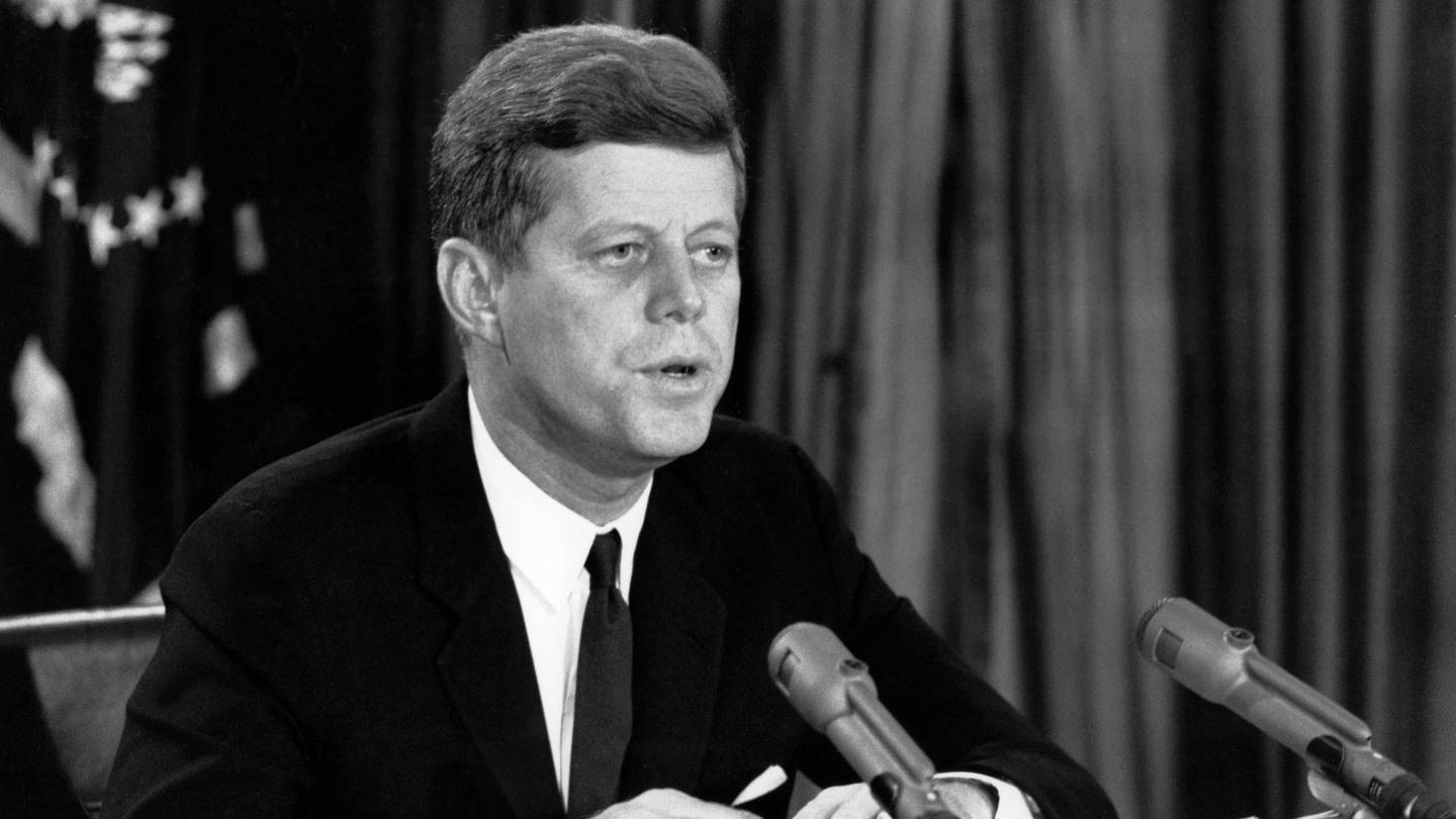 US-Präsident John F. Kennedy kündigt am 22. Oktober 1962 im Fernsehen an, dass die USA eine Blockade Kubas durchsetzen (Foto: IMAGO, IMAGO / United Archives International)