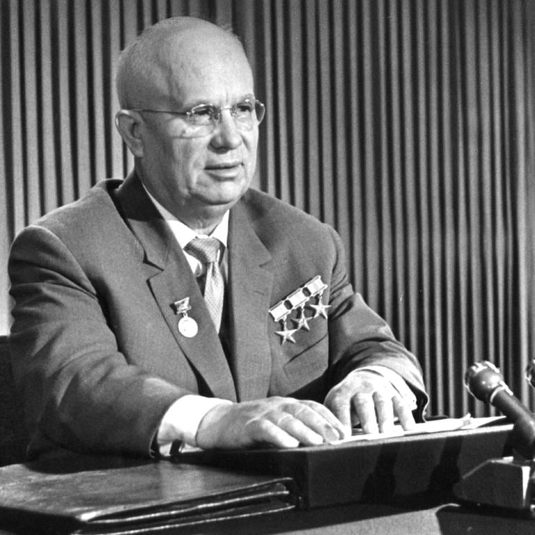 Der sowjetische Ministerpräsident Nikita Chruschtschow am 2. Juli 1962 während einer Fernsehansprache (Foto: picture-alliance / Reportdienste, picture-alliance / dpa | APN)