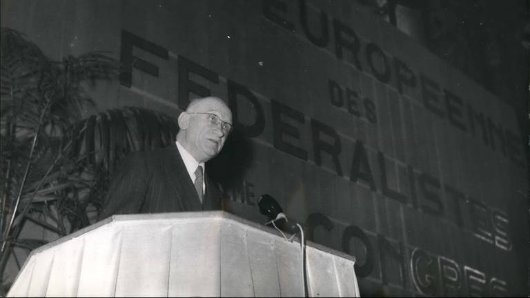 Robert Schuman im Januar 1955 bei einer Rede in Paris. Kurz darauf hielt er eine Rede im Schloss Ludwigsburg und plädierte dort für eine Europa-Armee (Foto: IMAGO, IMAGO / ZUMA/Keystone)