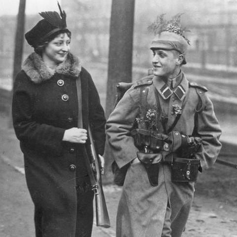 Eine Frau begleitet einen Soldaten zur Kaserne, 1914 (Foto: SZ Photo - Scherl)