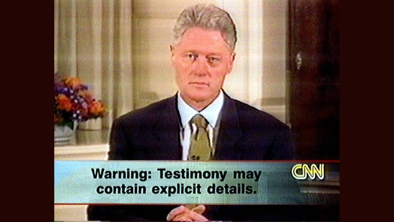 Da Standbild aus einem Video des Senders CNN vom 21.9.1989 zeigt den damaligen US-Präsidenten Bill Clinton, der sich in diesem Video, im Map Room des Weißen Hauses aufgenommen, im Sex-und-Lügen-Skandal rechtfertigt.  (Foto: dpa Bildfunk, picture alliance / dpa)