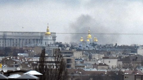 Rauch steigt über der ukrainischen Hauptstadt auf: Russische Truppen haben am 24. Februar 2022 ihren erwarteten Angriff auf die Ukraine gestartet (Foto: dpa Bildfunk, picture alliance/dpa/kyodo)