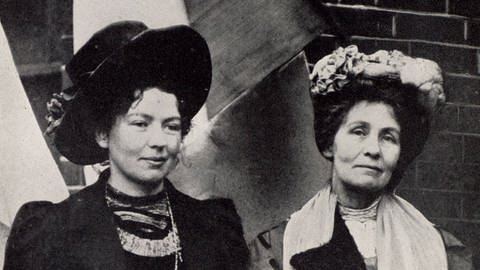 Christabel Pankhurst (1880 - 1958), Gründerin der Women's Social and Political Union (WSPU), mit ihrer Mutter Emmeline Pankhurst (1857 - 1928), englische Suffragette und Gründerin der Women's Franchise League (1889) (Foto: IMAGO, IMAGO / Photo12)