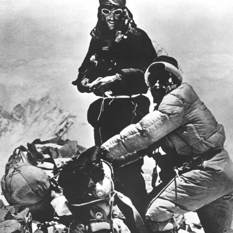 Am 29. Mai 1953 standen erstmals zwei Menschen auf dem Gipfel des Mount Everest, der neuseeländische Bergsteiger Edmund Hillary und der nepalesische Sherpa Tenzing Norgay.  (Foto: IMAGO, IMAGO / Everett Collection)