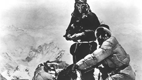 Am 29. Mai 1953 standen erstmals zwei Menschen auf dem Gipfel des Mount Everest, der neuseeländische Bergsteiger Edmund Hillary und der nepalesische Sherpa Tenzing Norgay.  (Foto: IMAGO, IMAGO / Everett Collection)