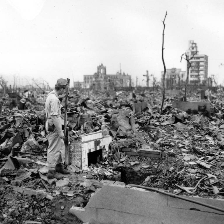 Ein Mann steht am 7. September 1945 in den Ruinen von Hiroshima. Die USA hatten am 6. August 1945 die Uran-Atombombe "Little Boy" über der japanischen Stadt abgeworfen. (Foto: picture-alliance / Reportdienste, picture alliance / ASSOCIATED PRESS | STANLEY TROUTMAN)