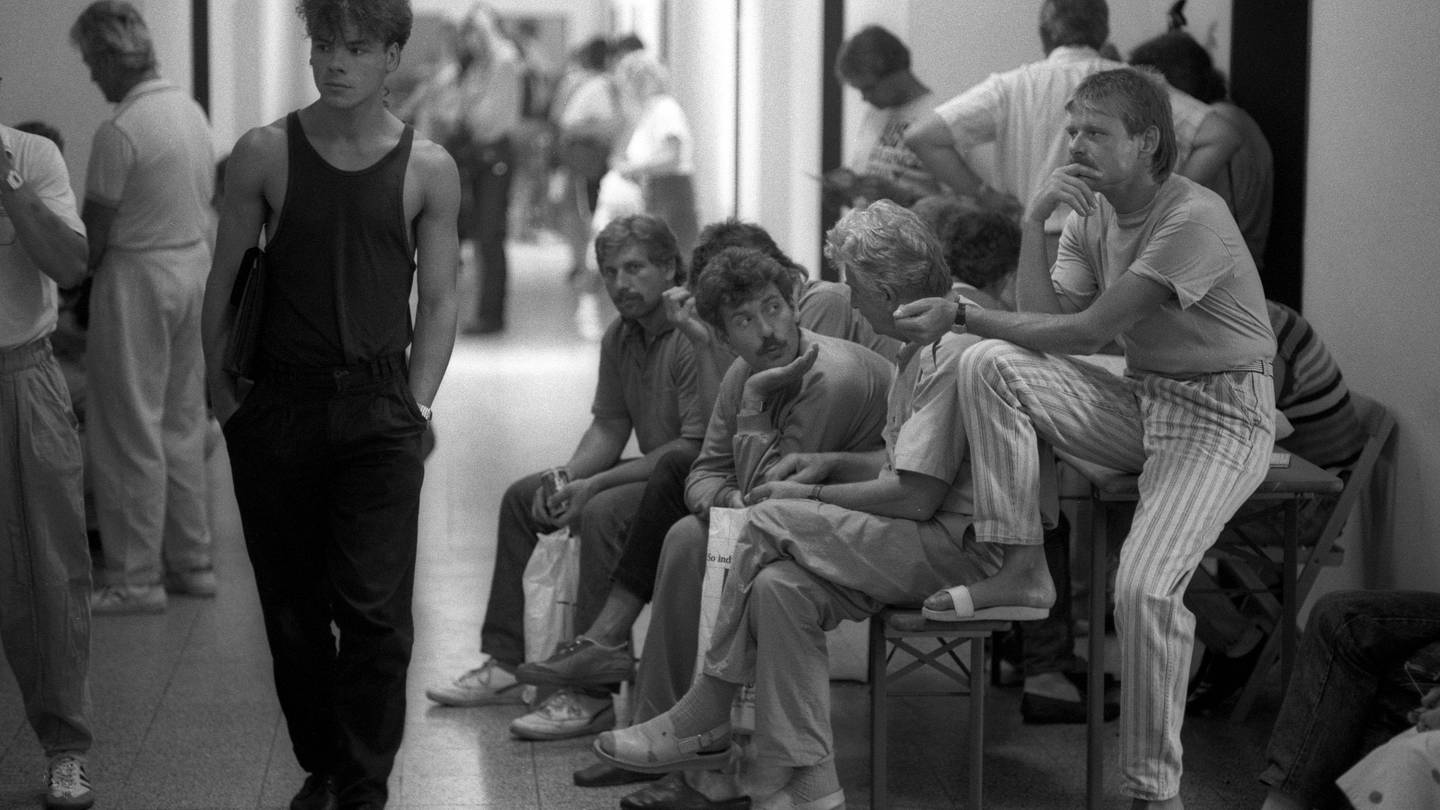 DDR-Flüchtlinge warten im August 1989 auf dem Arbeitsamt im Auffanglager Schöppingen (Foto: IMAGO, IMAGO / bonn-sequenz)