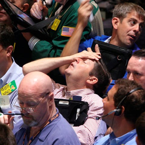 Verzweifelter Broker an der Börse: Die Bombe platzt am 15. September 2008, als die Großbank Lehman Brothers Konkurs anmeldet. Sie hat Schulden von 600 Milliarden US-Dollar. Eine Weltwirtschaftskrise folgt. (Foto: picture-alliance / Reportdienste, picture alliance/AP Photo | Seth Wenig)