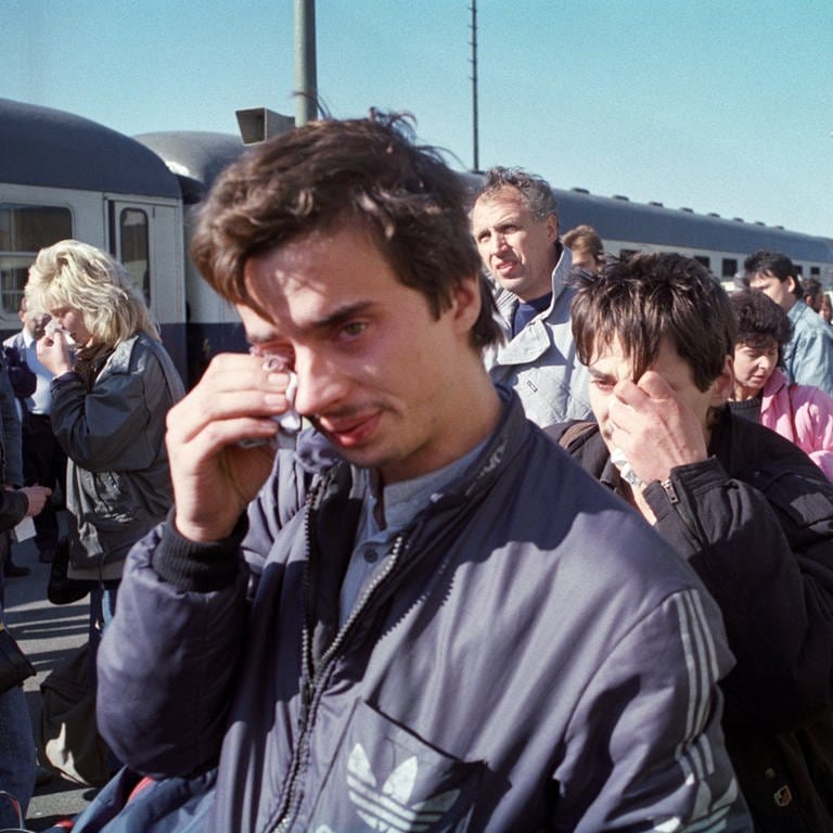 Ankunft der DDR-Flüchtlinge aus der Prager Botschaft am 5.10.1989 im Bahnhof Hof in Bayern (Foto: picture-alliance / Reportdienste, picture alliance / Kai-Uwe Wärner | Kai-Uwe Wärner)
