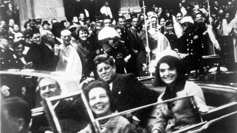 John F. Kennedy in Dallas  Texas am 22. November 1963. Nahaufnahme des US-Präsidenten und seiner Frau Jacqueline sowie des Gouverneurs von Texas, John Connally und seiner Frau. Kurz darauf wurde Präsident Kennedy ermordert. (Foto: IMAGO, IMAGO / United Archives International)